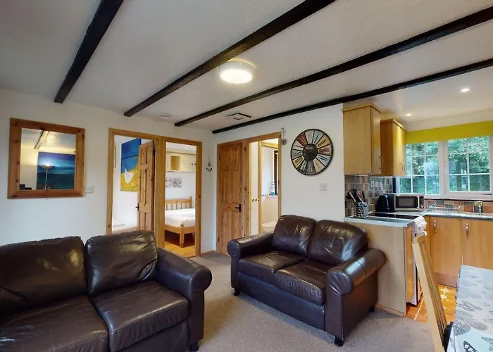 01 Tudor Court, Tolroy Manor