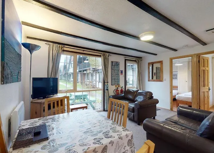 01 Tudor Court, Tolroy Manor